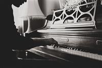 Emotioneel, zacht, reflecterend piano-onderstrepingsteken